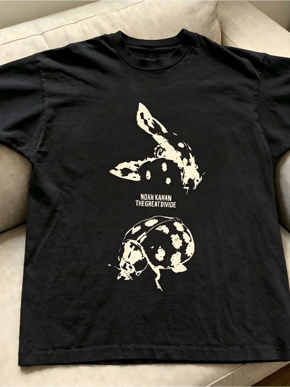 Noah Kahan The white graphic of two spotted rabbits Women Men T-shirt unisex